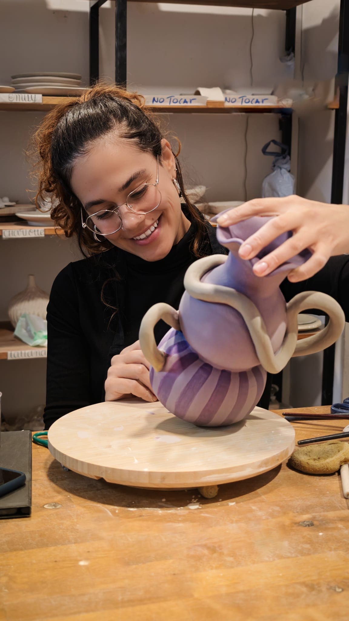 Materia y ritmo — momento de la comunidad de Casa Rosier en el taller de cerámica