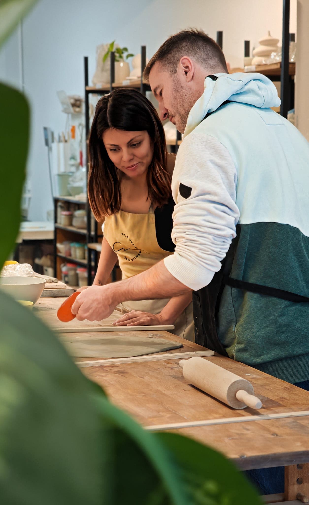 El taller por dentro — momento de la comunidad de Casa Rosier en el taller de cerámica