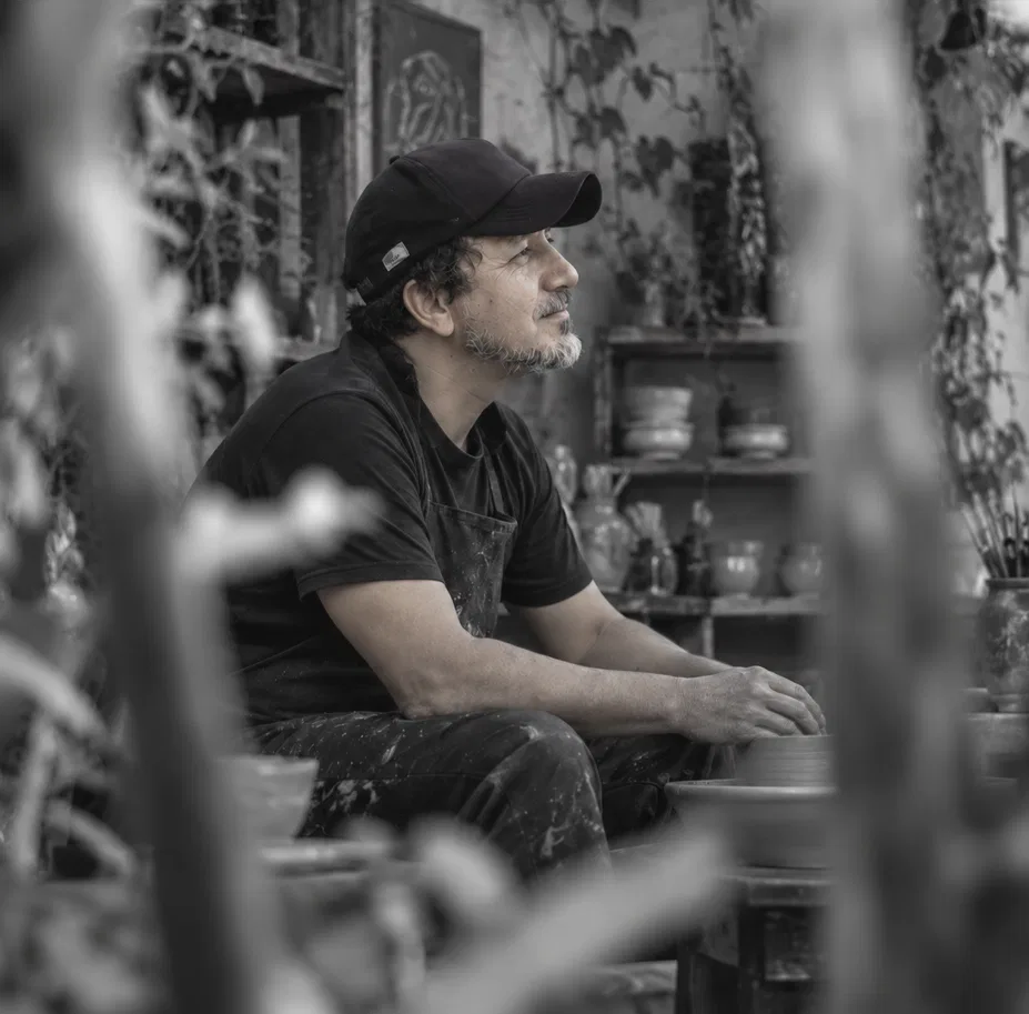 Erick Diaz en el estudio de ceramica