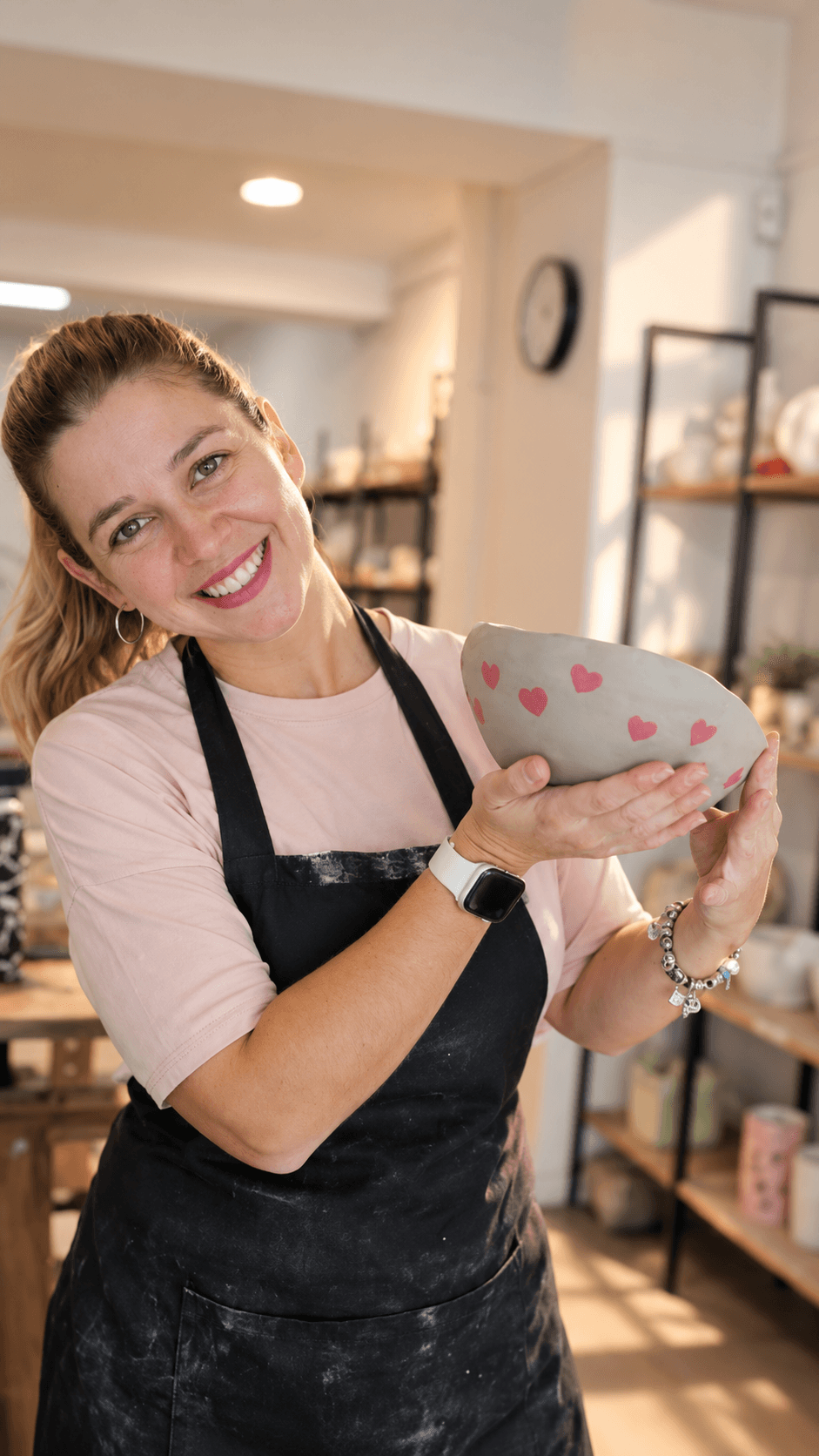 MUJER CERAMICA BARCELONA Alumna disfrutando de su primera clase de cerámica en CasaRosier Barcelona